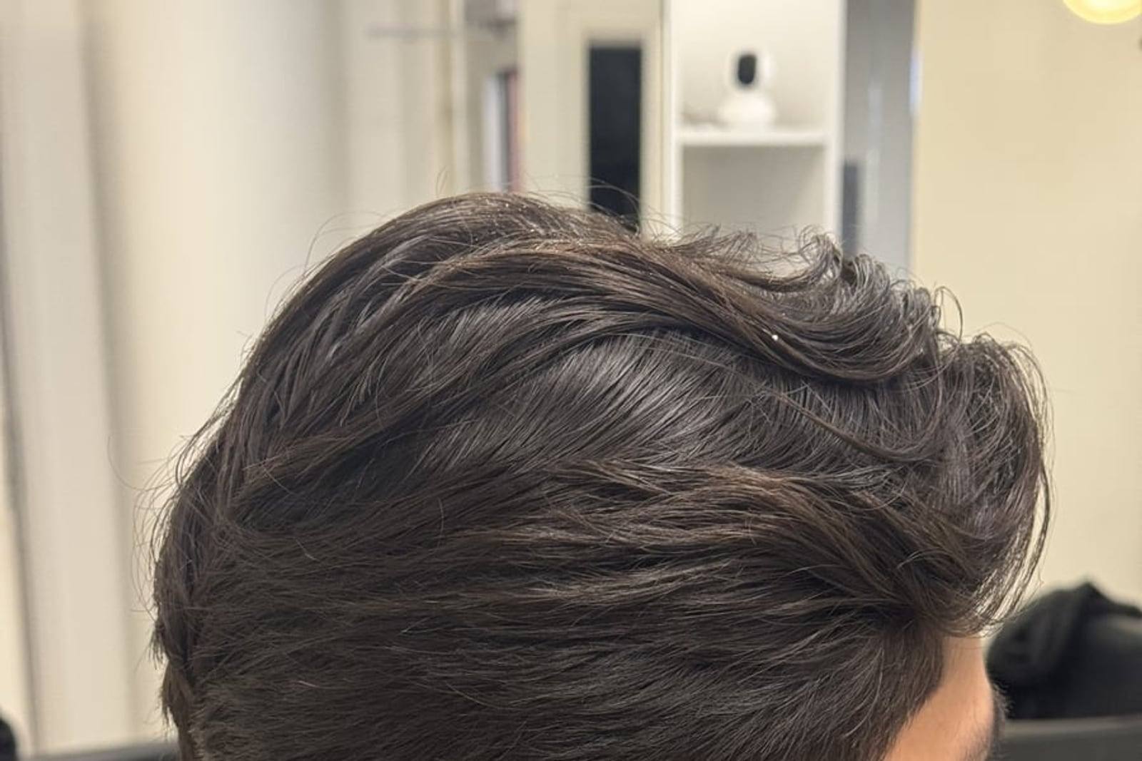 Nyklippt, texturerad herrfrisyr sedd bakifrån hos Kvarnens Klippotek, frisör i Uppsala