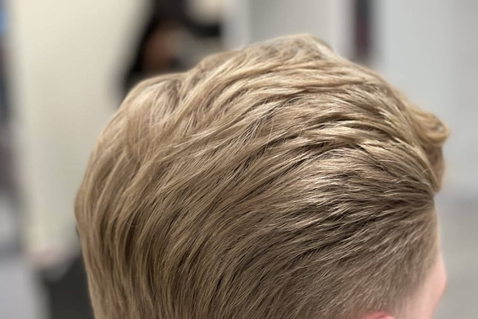 Blont hår med mjuk fade efter färgbehandling hos Kvarnens Klippotek, frisör i Uppsala